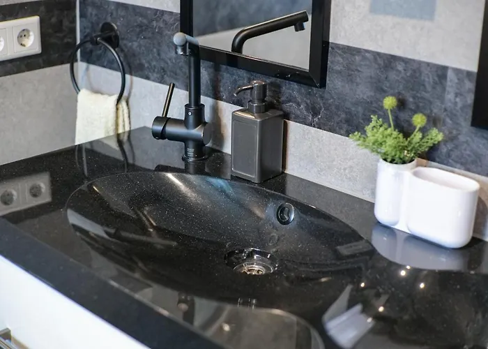 Modern Mitten In Der Stadt Und Doch Sehr Ruhig 2 Minuten Zu Therme *